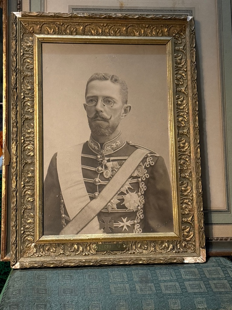 Photographie le roi Gustav V de Suède signée illisiblement en bas à droite. — Sans titre