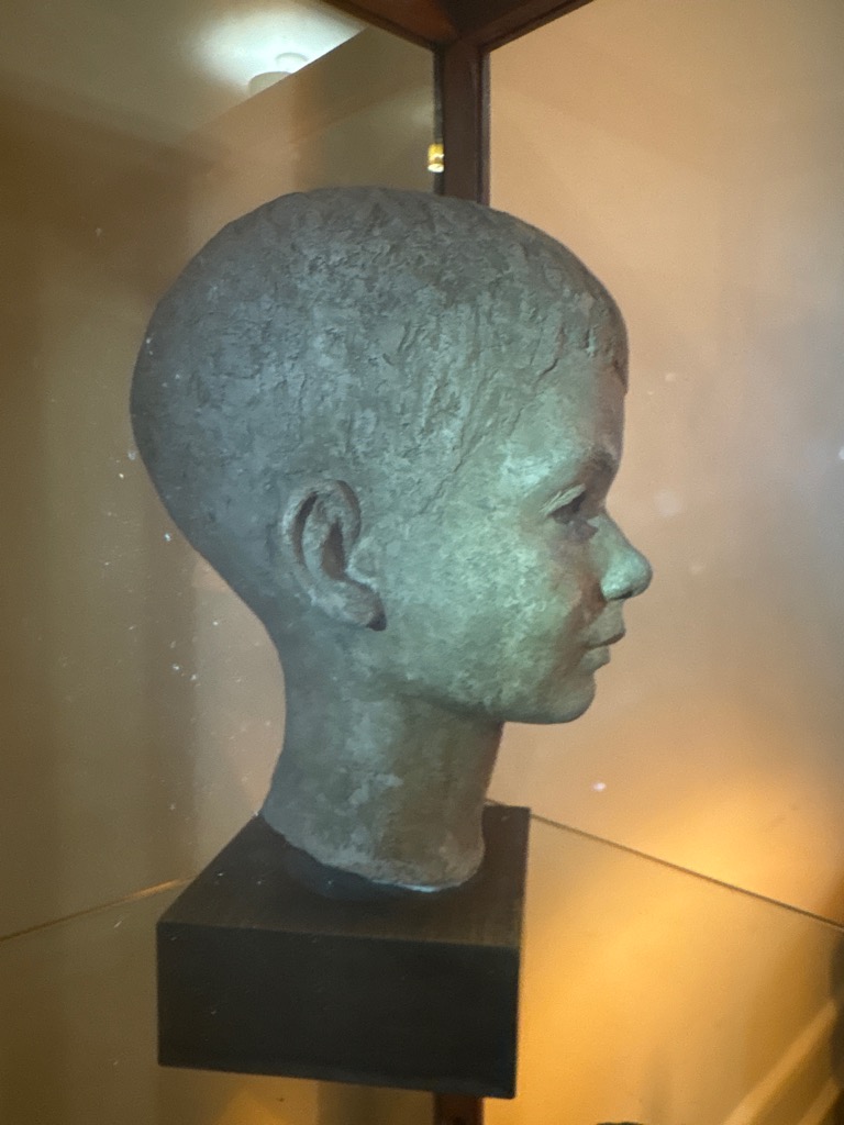 Maire-Helve MÄNNIK — Tête d’enfant Terre cuite. Signée. Sur un socle en bois