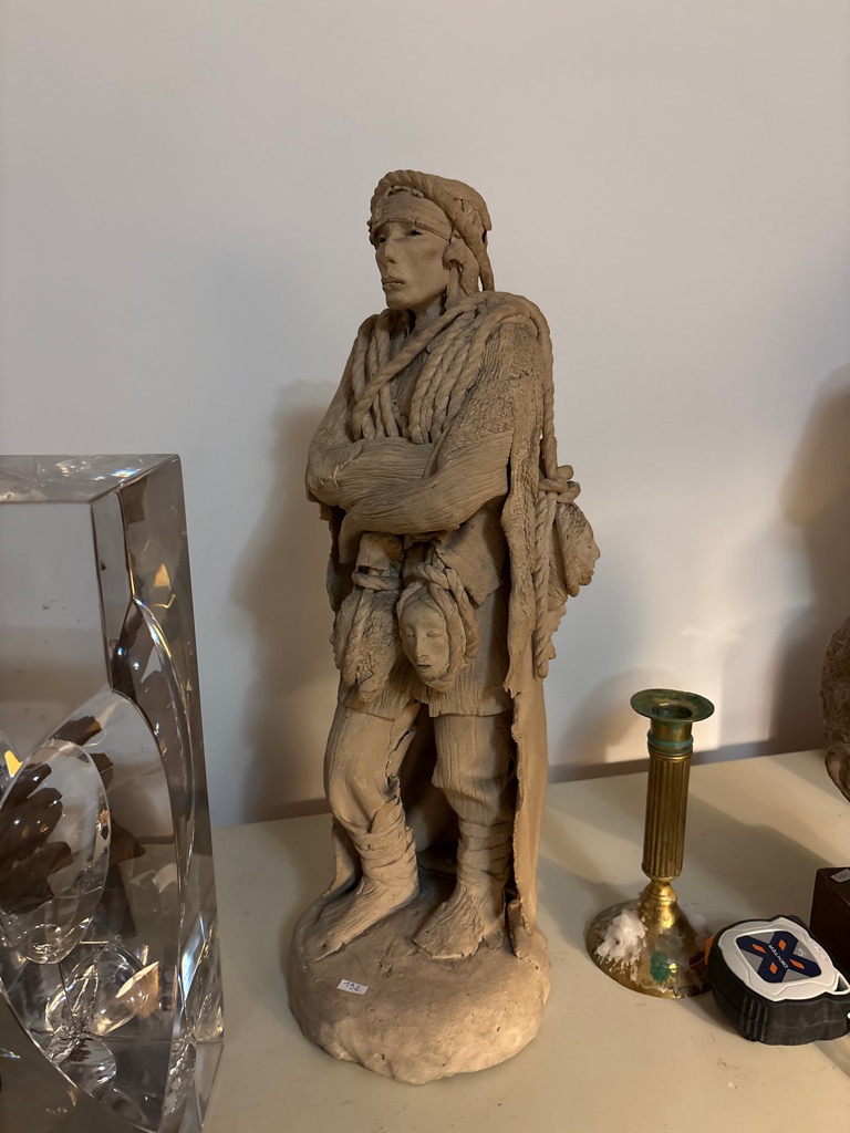 Disa  LINDEROTH — Indien portant des têtes réduites Terre cuite. Signée