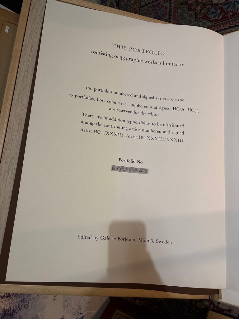 Hommage au prix Nobel, 1976 — Édité par la Galerie Börjeson, Malmö, Suède Portfolio de 27 sur les 33 estampes réalisées selon diverses techniques sur différents papiers ; accompagné d’une double feuille avec titre, texte et mention d’éditeur, le tout sous jaquette et dans un coffret en bois.