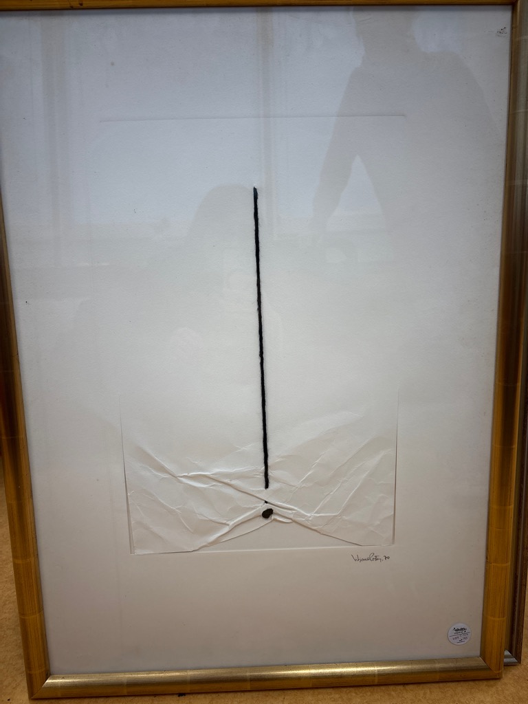 Liliana Porter — Cubierta para un objeto (1970) Papier froissé et ficelle découpage (multiple) Signée et datée en bas à droite