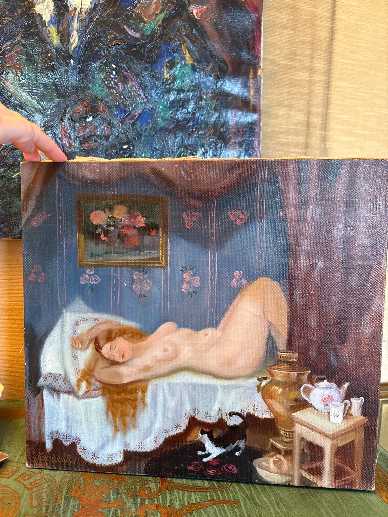 Gapsha — Nu étendu au chat dans un intérieur ou le rêve