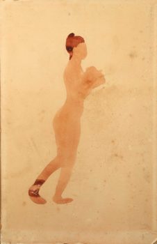  — Femme nue debout, de profil vers la droite, les avant-bras repliés