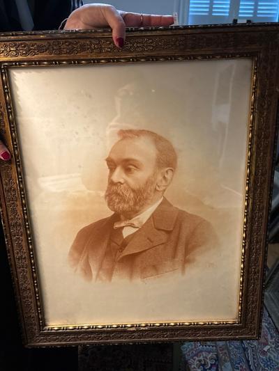 Photographie représentant Alfred Nobel monogrammée en bas à gauche. — Sans titre