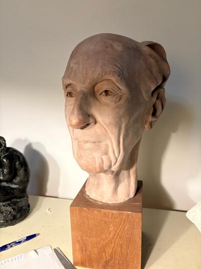 Portrait de Ernst Hirsch (1916-2016), 2007 Terre cuite. Signée et datée Socle en bois
