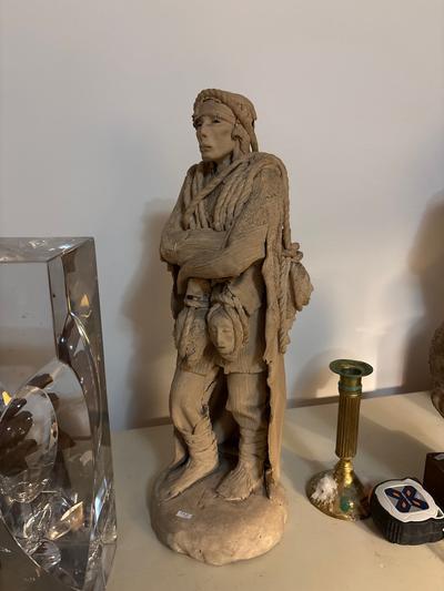 Disa  LINDEROTH — Indien portant des têtes réduites Terre cuite. Signée