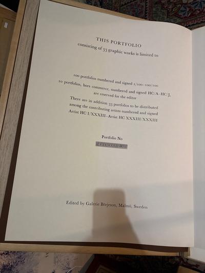 Hommage au prix Nobel, 1976 — Édité par la Galerie Börjeson, Malmö, Suède Portfolio de 27 sur les 33 estampes réalisées selon diverses techniques sur différents papiers ; accompagné d’une double feuille avec titre, texte et mention d’éditeur, le tout sous jaquette et dans un coffret en bois.