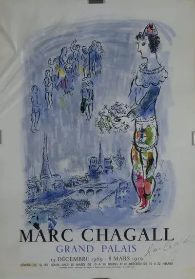 Affiche D’après Chagall, Par Sorlier — Le Magicien de Paris pour lExposition au Grand Palais Paris 1970 Contresignature manuscrite de lartiste en bas à droite.